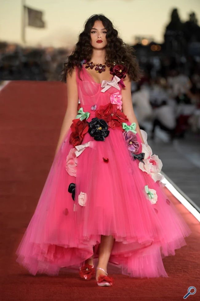 H κουκλίστικη ομορφιά της Ντέβα Κασέλ: Η κόρη της Μόνικα Μπελούτσι μάγεψε στο σόου των Dolce & Gabbana
