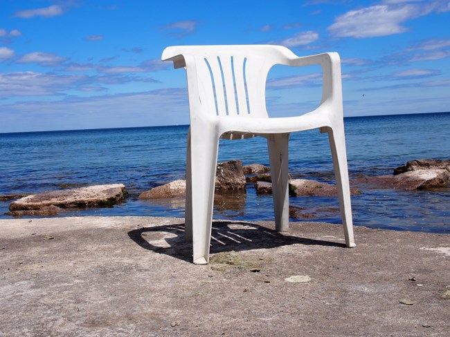 Monobloc Chair: Η δικαίωση της πλαστικής καρέκλας από τους New York Times