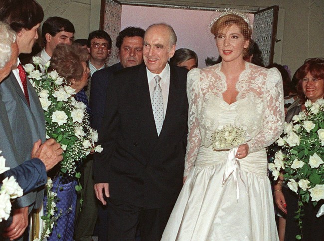 35 χρόνια πριν: Όταν η Δήμητρα Λιάνη παντρεύτηκε τον Ανδρέα Παπανδρέου, με νυφικό της Νταίζης Αντωνοπούλου