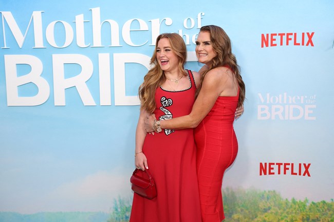 Η Μπρουκ Σιλντς στα κόκκινα αγκαλιά με την κόρη της Ρόουαν Χέντσι