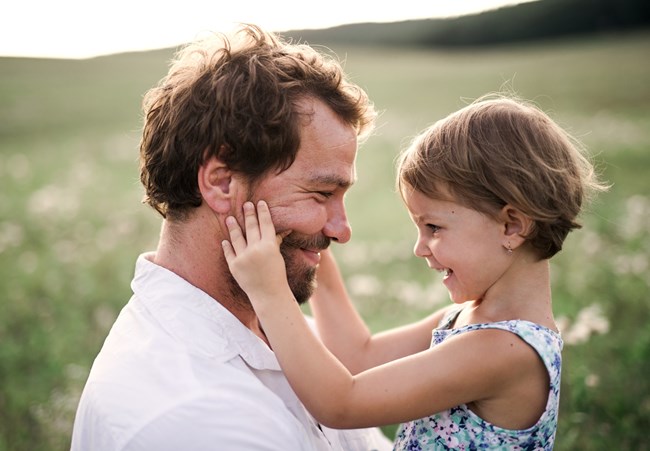 Έρευνα υποστηρίζει ότι οι πατεράδες με κόρες ζουν περισσότερο
