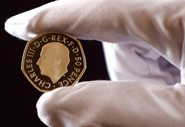 Τα νέα νομίσματα με την εικόνα του βασιλιά Κάρολος Γ' είναι έτοιμα, όμως δεν θα κυκλοφορήσουν ακόμα