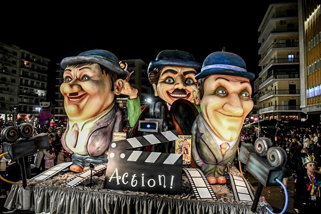 Καρναβάλι της Πάτρας: Τα άρματα στους δρόμους για την πρώτη νυχτερινή παρέλαση