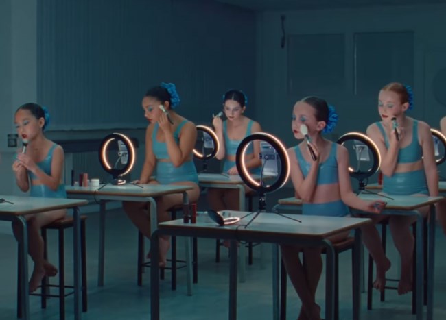 Κριστίνα Αγκιλέρα: Το νέο videoclip της στέλνει ένα υπέροχο μήνυμα για τα social media στα έφηβα κορίτσια