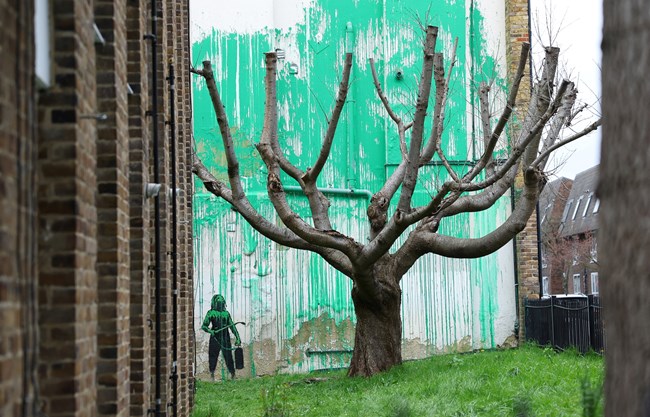 O Banksy έκανε και πάλι το θαύμα του: Η νέα του νέα τοιχογραφία στο Λονδίνο χαρίζει πράσινο και... αξία