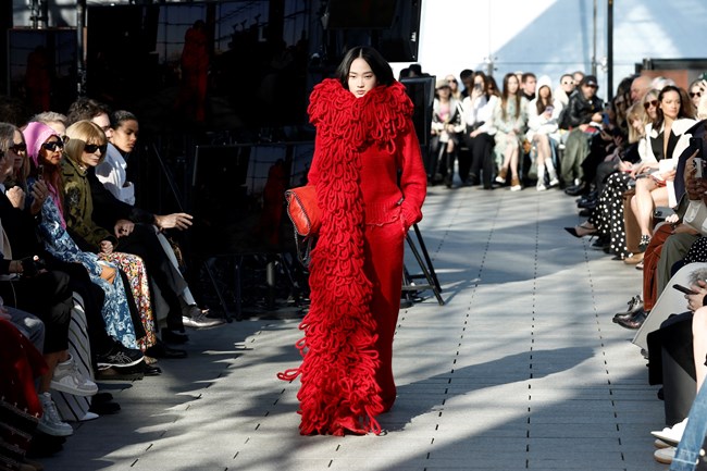 H Στέλλα Μακάρτνεϊ έκανε μια επίδειξη με μεγάλο πρωταγωνιστή το περιβάλλον στην Εβδομάδα Μόδας του Παρισιού