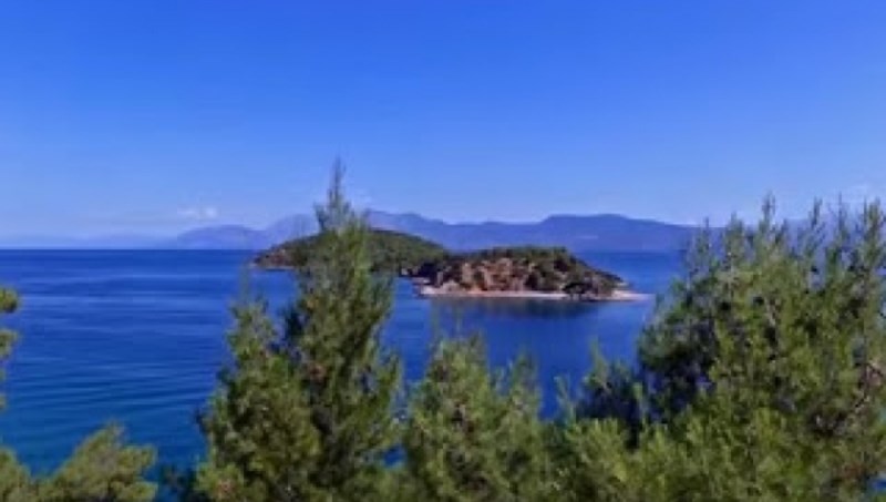 Εγγλεζονήσι: Οι μαγευτικές παραλίες και η σκοτεινή ιστορία ενός νησιού 1 ώρα από την Αθήνα 
