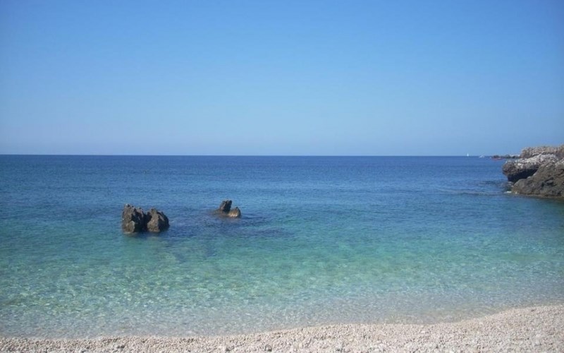 Η παραλία της Ελλάδας με τα κρυστάλλινα νερά έχει μια ιδιαιτερότητα που την έχει κάνει διάσημη 