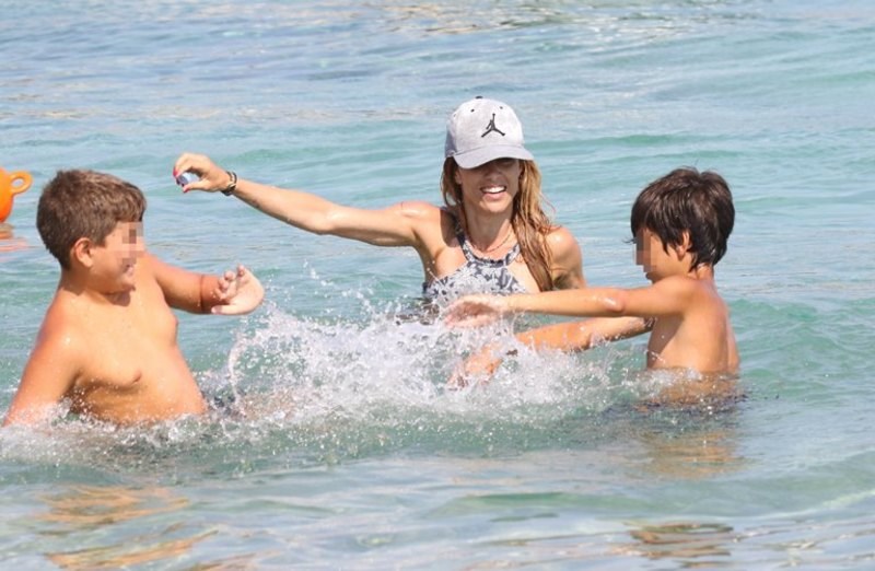 Η Ντορέττα Παπαδημητρίου παίζει παιχνίδια με τους γιους της στη θάλασσα