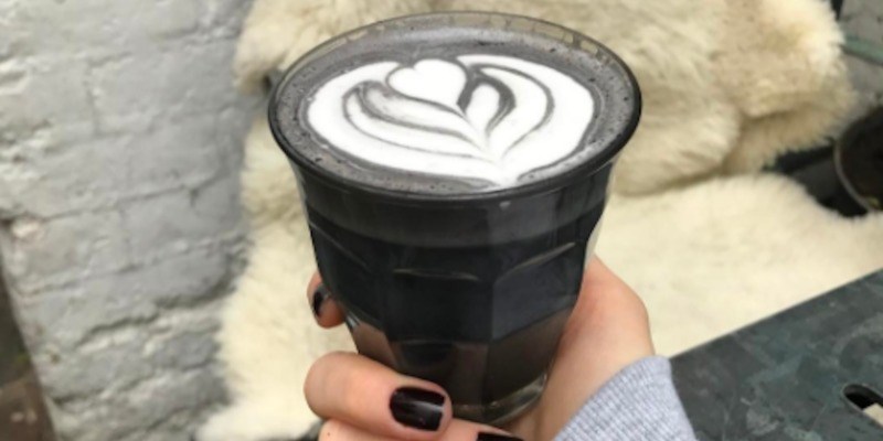 Η νέα τάση στον καφέ λέγεται goth latte και είναι πιο νόστιμη από όσο φαίνεται
