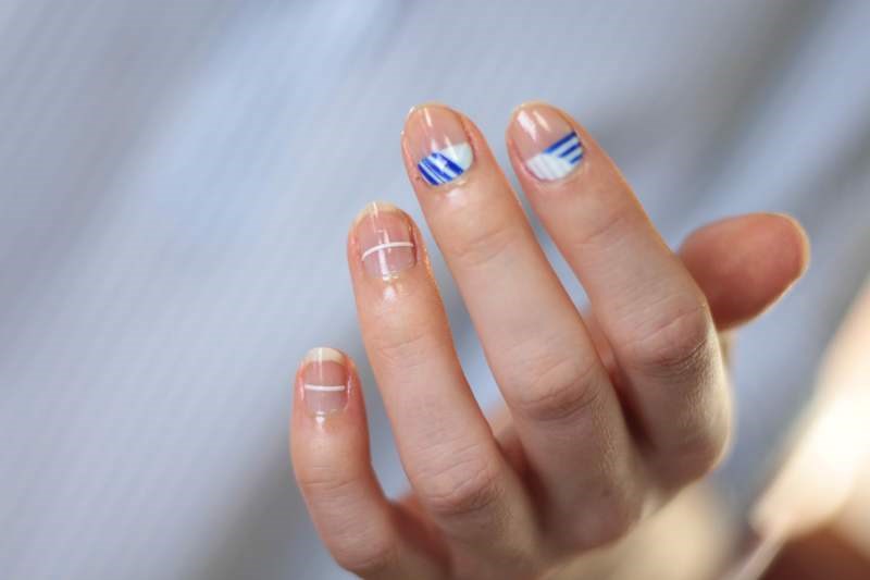 Glass nails trend: Η νέα μίνιμαλ τάση στα νύχια που θα σου πάρει τα μυαλά 