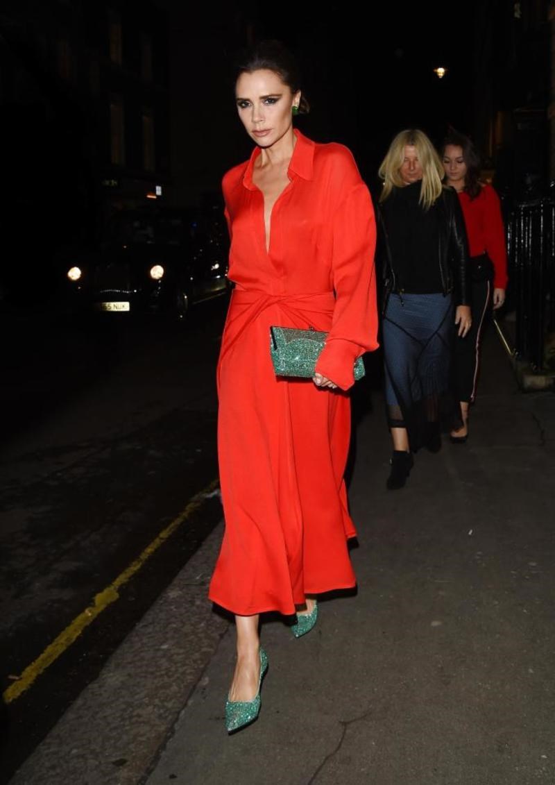 Η statement εμφάνιση της Βικτόρια Μπέκαμ με κόκκινο, μεταξωτό φόρεμα και απουσία σουτιέν 
