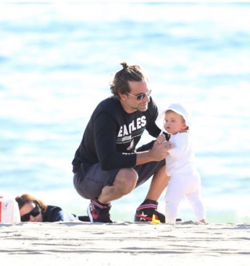 O Μπράντλεϊ Κούπερ παίζει με την ενός έτους κόρη του στην παραλία και προκαλεί χαμό στο ίντερνετ