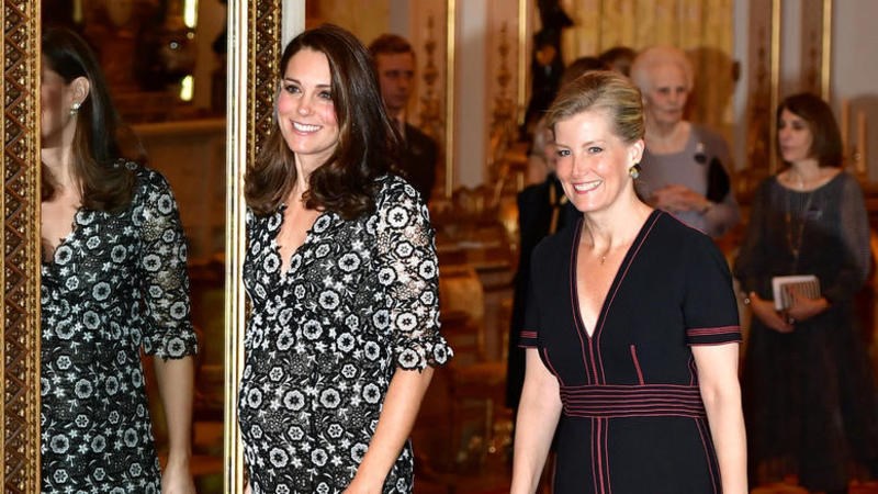 Ε όχι, δεν ντύθηκε ωραία η Κέιτ στο επίσημο κάλεσμα στο παλάτι των γυναικών της μόδας 