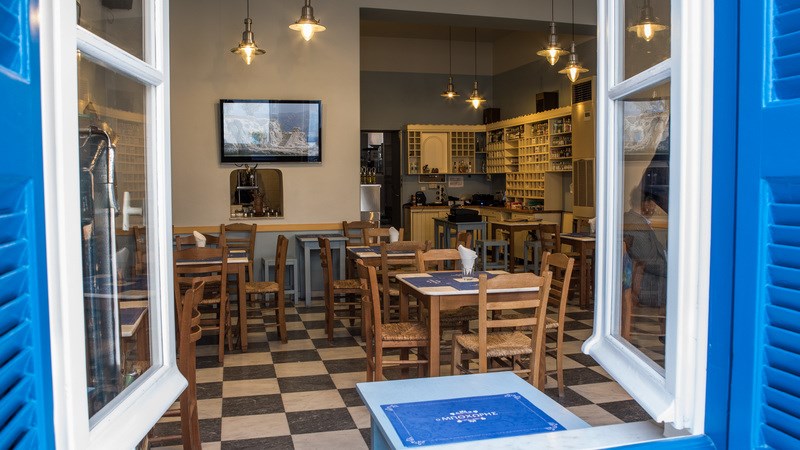 Το καφενείο του Μποχώρη στην Κίμωλο: Από εδώ πρέπει να περάσεις ή να καθίσεις οπωσδήποτε 