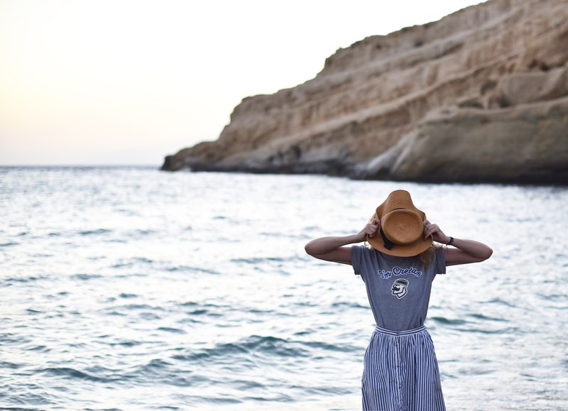 The Cretan: Το στιλάτο ελληνικό brand που κρατάει την κρητική διάλεκτο ζωντανή 