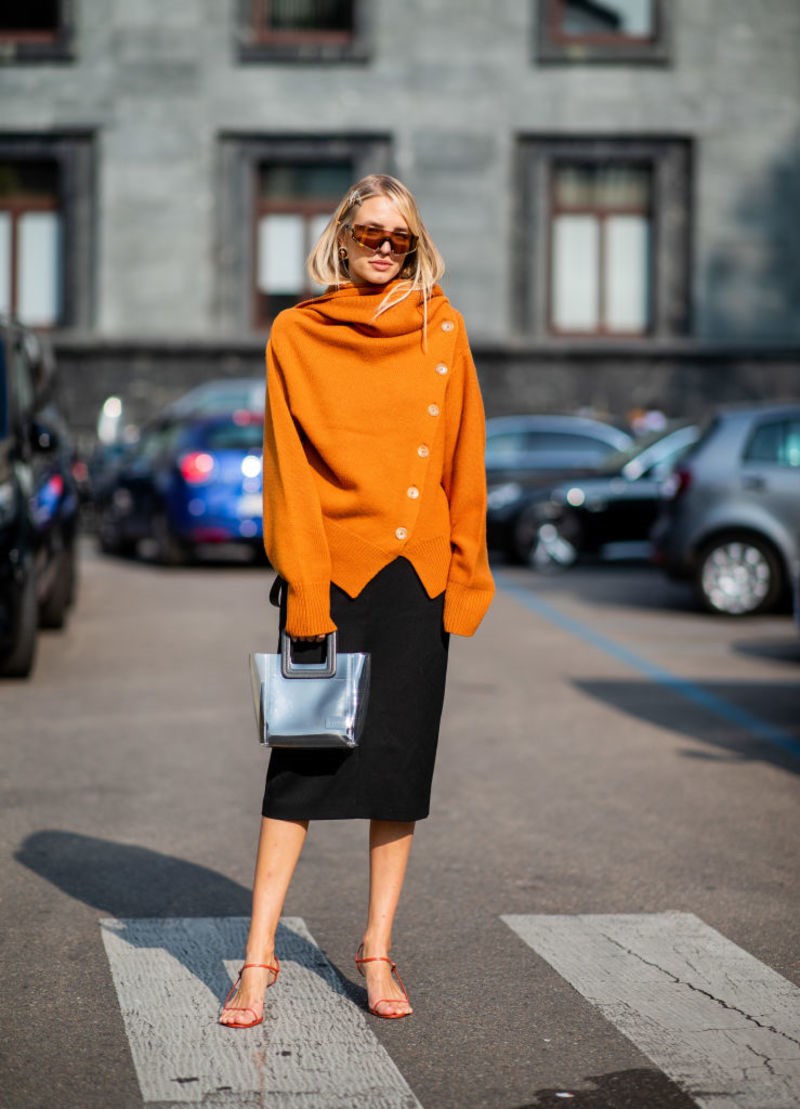 Ιδιαίτερο κομμάτι: To πουλόβερ με περίεργο δέσιμο που έχει ξετρελάνει τις fashionistas