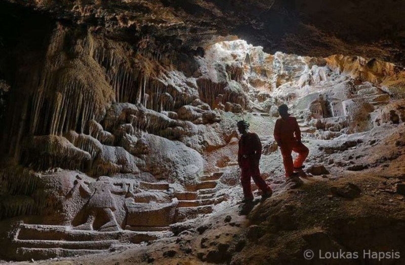 Ένα μυστηριώδες σπήλαιο με σκαλισμένα αγάλματα στο εσωτερικό βρίσκεται στον Υμηττό