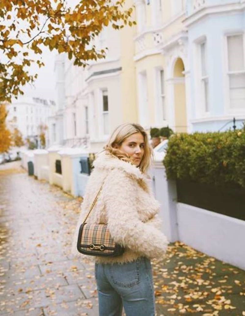Αυτή η τσάντα σαρώνει στο Instagram: Καταφέρνει να είναι κομψή και απίστευτα πρακτική