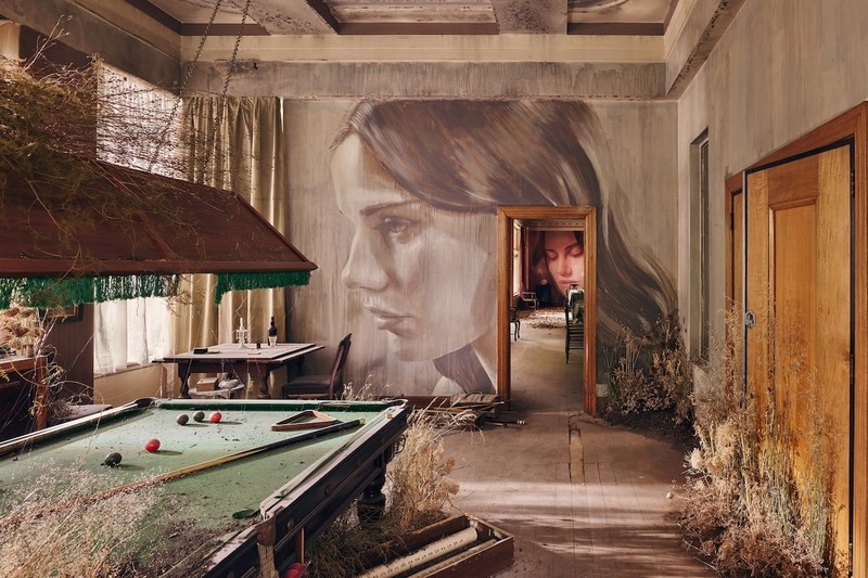 Μαγεία: Καλλιτέχνης μεταμορφώνει εγκαταλειμμένο αρχοντικό με γιγαντιαίες τοιχογραφίες