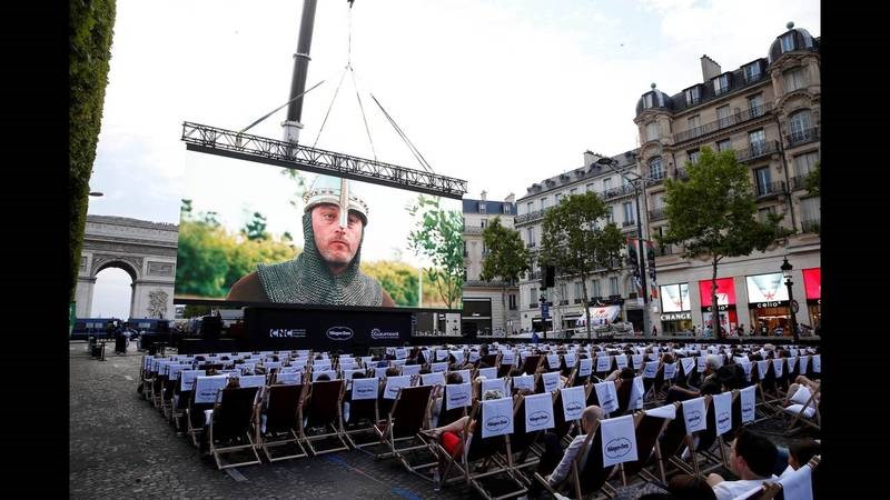 Το ομορφότερο θερινό σινεμά στον κόσμο στήθηκε στη Σανζ Ελιζέ στο Παρίσι. Απίθανες εικόνες