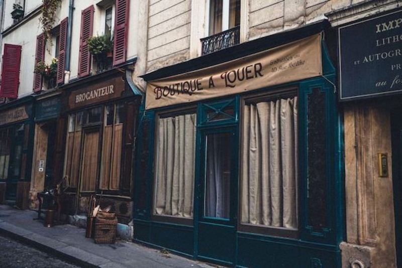 Δυο δρόμοι στο Παρίσι «παραμένουν» στο 1940, καθώς η πανδημία σταματά τα γυρίσματα ταινίας