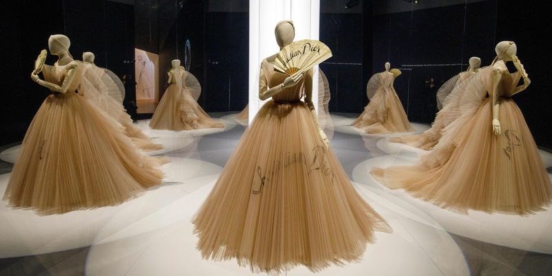 «Designer of Dreams»: Δες online την πολυσυζητημένη αναδρομική έκθεση μόδας του οίκου Dior