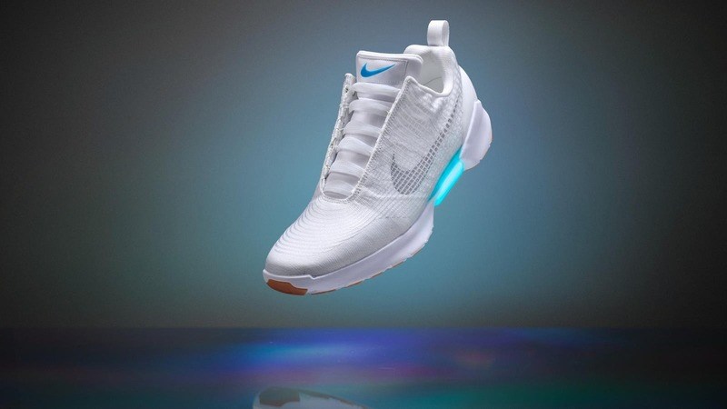 H Nike λανσάρει τα νέα αθλητικά παπούτσια που δένονται μόνα τους όταν τα φοράς 