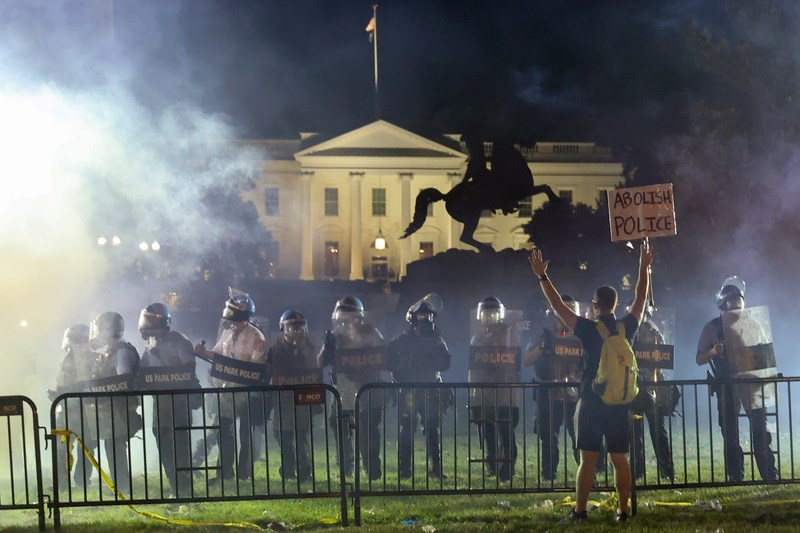 Σε υπόγειο καταφύγιο μεταφέρθηκε ο Ντόναλντ Τραμπ καθώς διαδηλωτές περικύκλωσαν τον Λευκό Οίκο
