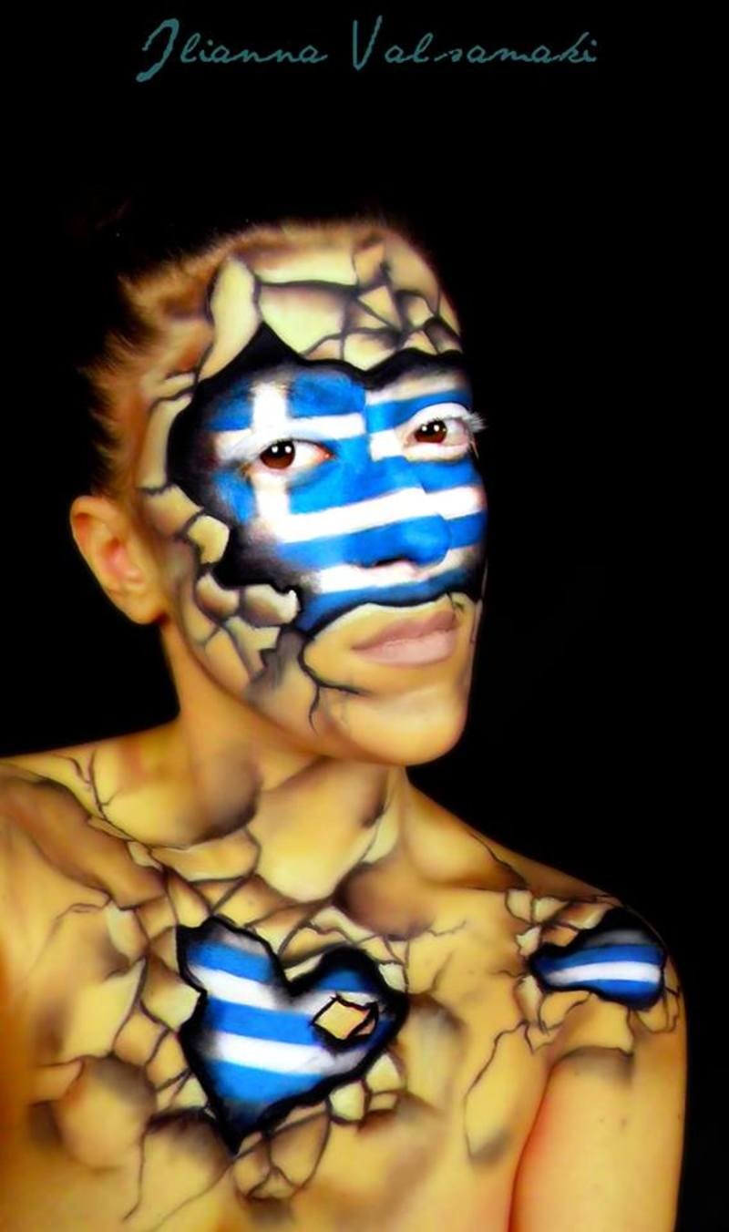 Η μακιγιέζ που κάνει την ελληνική σημαία έργο τέχνης στο πρόσωπό της