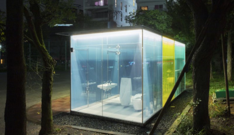 Moιάζει παντελώς παράλογο: Διαφανείς δημόσιες τουαλέτες τοποθετήθηκαν στο Τόκιο