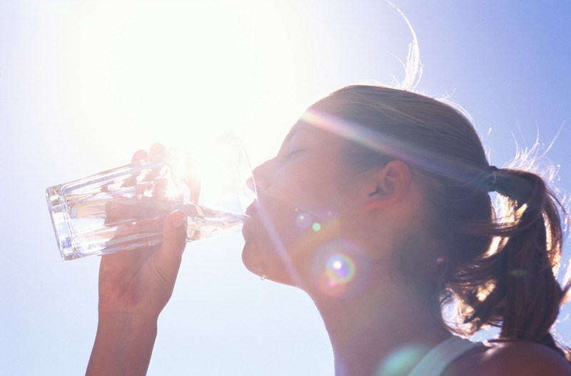 Οι μύθοι και οι αλήθειες για την ποσότητα του νερού που πρέπει να πίνουμε