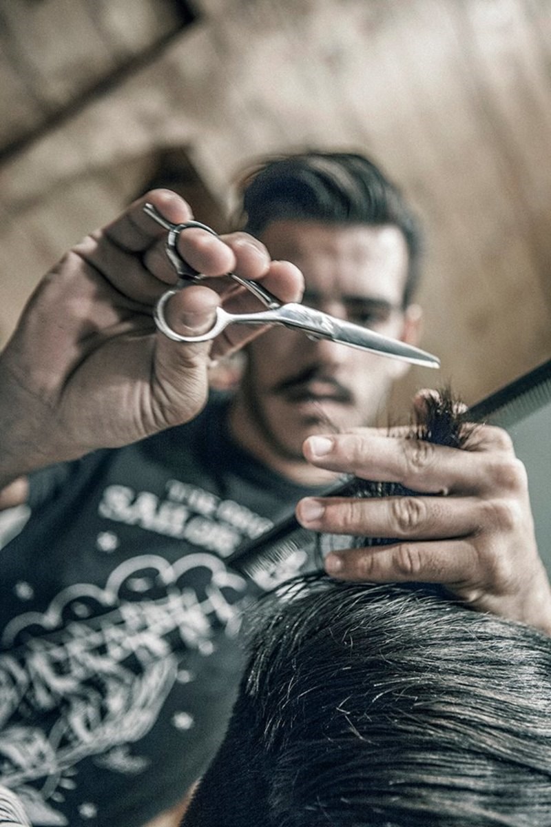 Το νέας γενιάς μπαρμπέρικο "Barber Rules", στο Χαλάνδρι, είναι πολύ old fashioned 