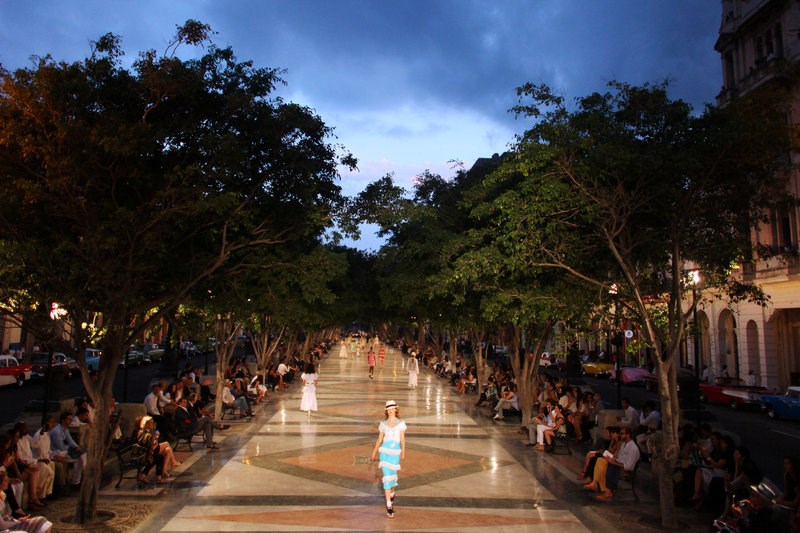 Ο οίκος Chanel εγκαινιάζει τα fashion show στην Κούβα. Η Ζιζέλ ήταν εκεί