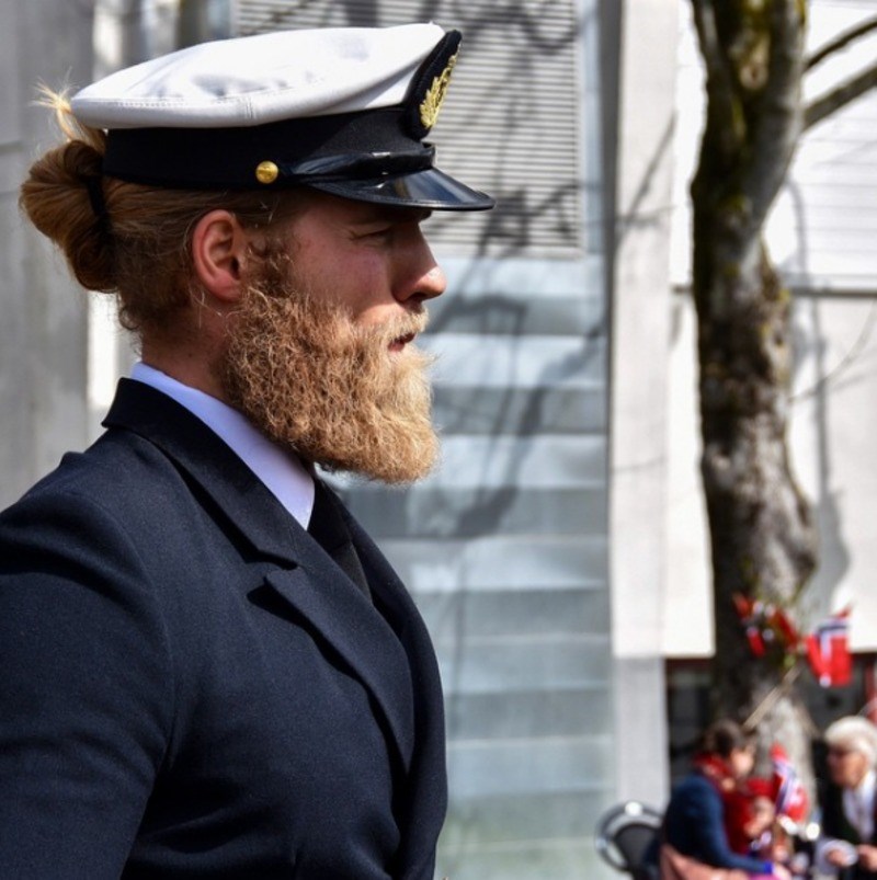 Ο 30χρονος αξιωματικός του ναυτικού είναι ό,τι πιο hot κυκλοφορεί στο ίντερνετ σήμερα