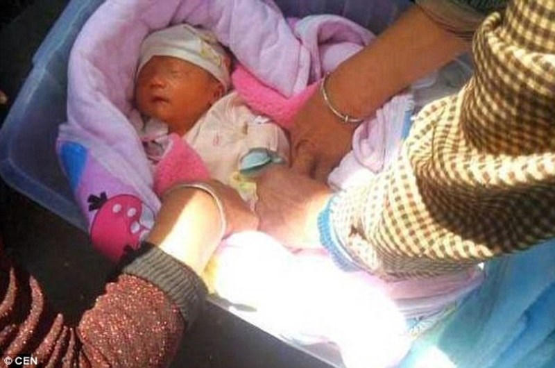 26χρονη γυναίκα θηλάζει μωρό που είχε εγκαταλειφθεί μέσα σε κιβώτιο στο δρόμο