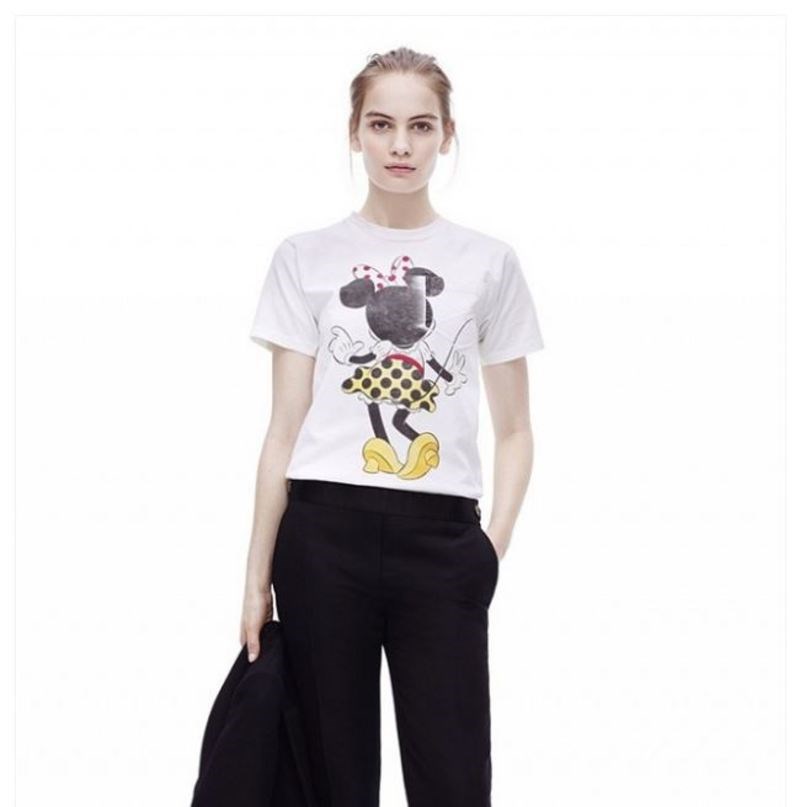 Η νέα μανία της Victoria Beckham είναι αυτό το τέλειο T-Shirt και είναι ήδη sold out