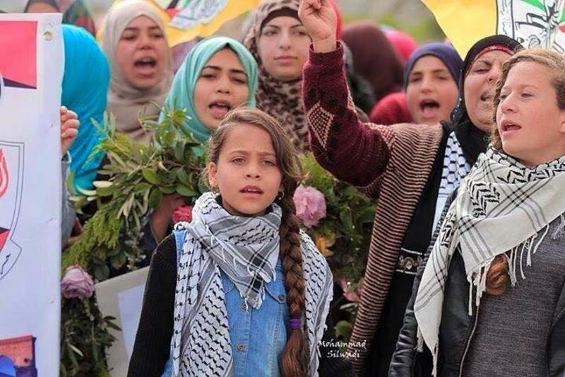 Η μικρότερη ρεπόρτερ της Παλαιστίνης είναι μια λιλιπούτεια Μαρία Καρχιλάκη