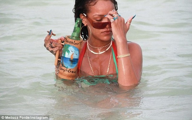 H Rihanna δροσίζεται στην Καραϊβική και οι άνδρες καίγονται