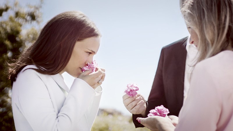 Η Natalie Portman μαζεύει λουλούδια για τα αρώματα Dior