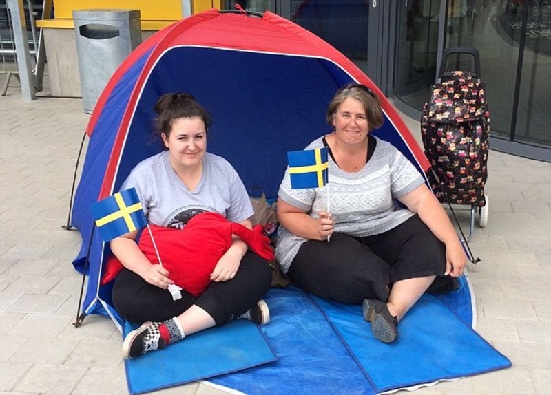 Μητέρα και κόρη περίμεναν για 27 ώρες για να μπουν πρώτες σε νέο κατάστημα IKEA