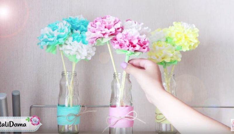 Ενας εύκολος τρόπος για να φτιάξετε λουλούδια από χαρτοπετσέτα και να στολίσετε τα βάζα σας