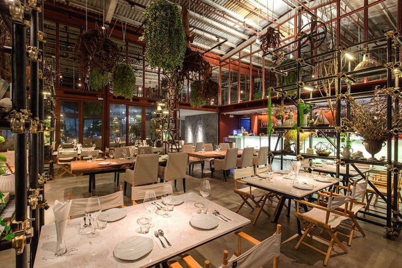 Ένα εστιατόριο στην Μπανγκόκ που κόβει την ανάσα με τους κρεμαστούς του κήπους 