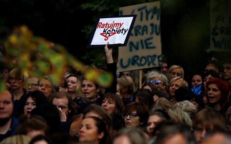 Το "απάνθρωπο" νομοσχέδιο κατά των αμβλώσεων έβγαλε χιλιάδες Πολωνές στο δρόμο