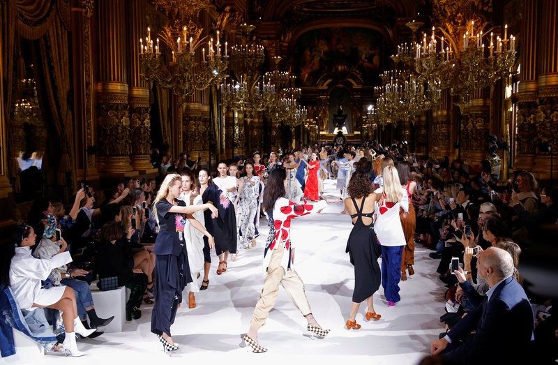 Στο σόου της Stella McCartney, στο Παρίσι, τα μοντέλα έστησαν πάρτι. Σταμάτησαν να είναι κρεμάστρες