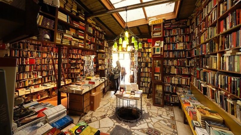 Μέσα στο βιβλιοπωλείο-κέντρο της αγγλο-αμερικανικής κουλτούρας του Παρισιού, στον Μεσοπόλεμο