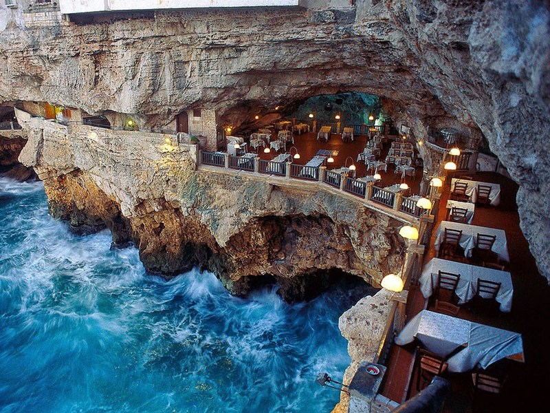 Ένα εστιατόριο χτισμένο μέσα σε σπηλιά σε περιοχή της Ιταλίας που κάποτε υπήρξε ελληνική αποικία