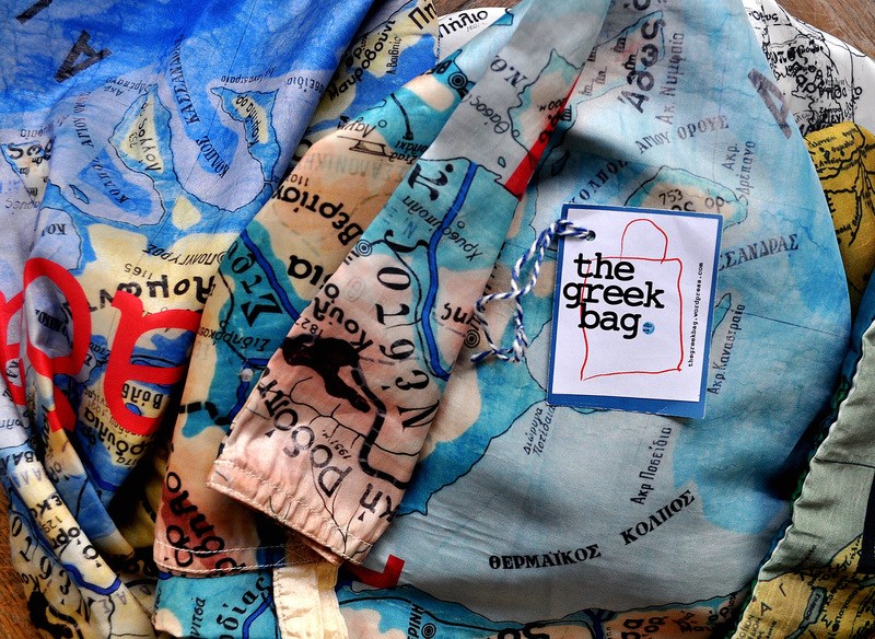 Χάρτες της Ελλάδας σε τσάντες και κολάν, για να προσανατολιζόμαστε στη χαρούμενη πλευρά της μόδας