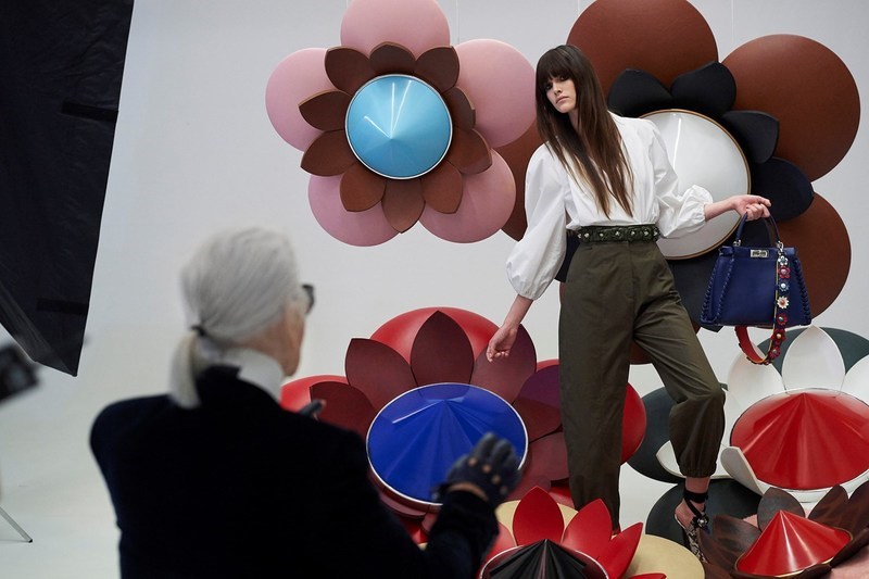 O Karl Lagerfeld φωτογραφίζει τη νέα καμπάνια της Fendi