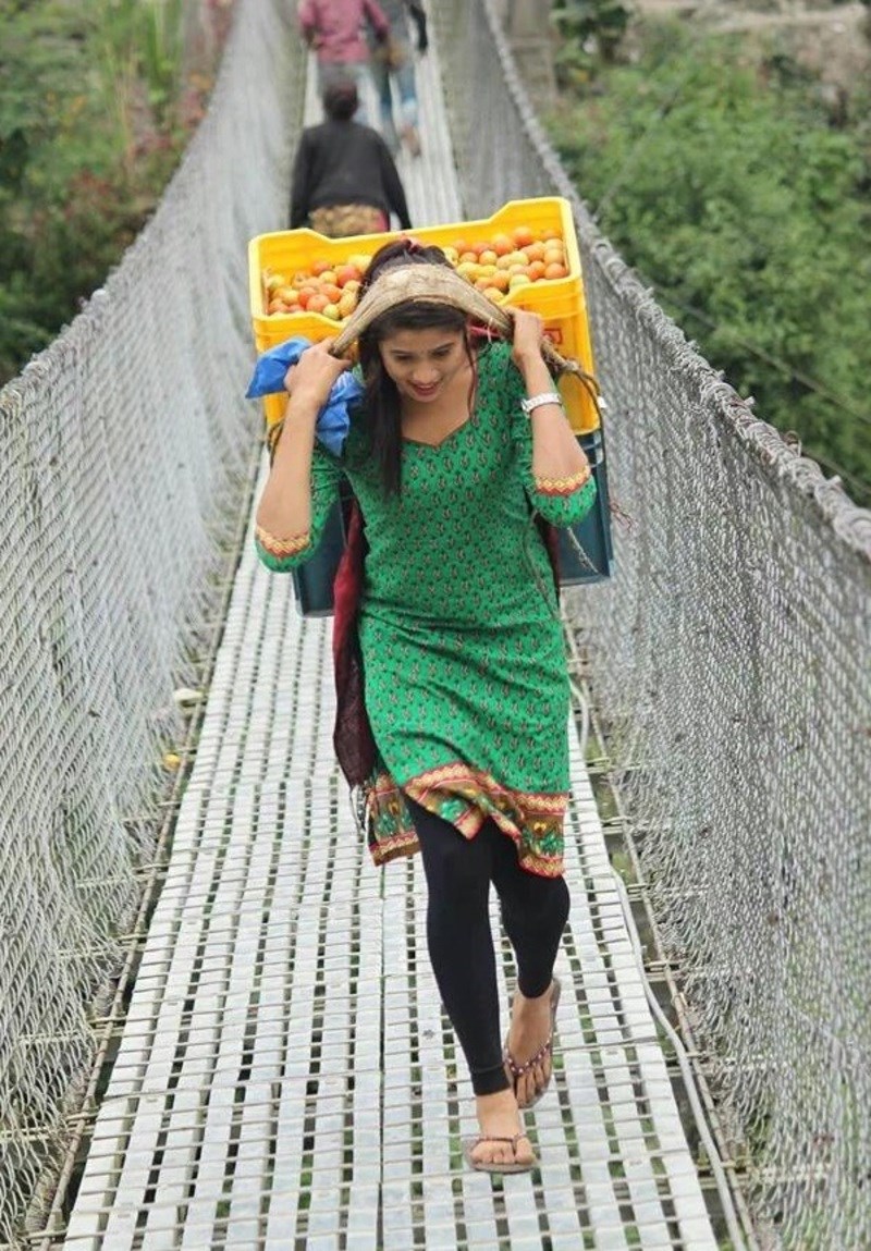 Mια εντυπωσιακά όμορφη μανάβισσα στο Νεπάλ κατέκτησε τη μεταλλική καρδιά του Internet